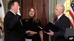 Pompeo fue juramentado por el vicepresidente Mike Pence en la Casa Blanca el lunes por la noche.