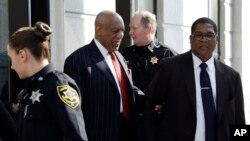 Bill Cosby quitte le tribunal après une audience préliminaire, le 29 mars 2018, au palais de justice du comté de Montgomery à Norristown, en Pennsylvanie.