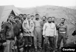 عکسی مشهور از دوران جنگ که محسن رضایی بین احمد خمینی و علی خامنه‌ای حضور دارد. عکس: رسانه‌های ایران
