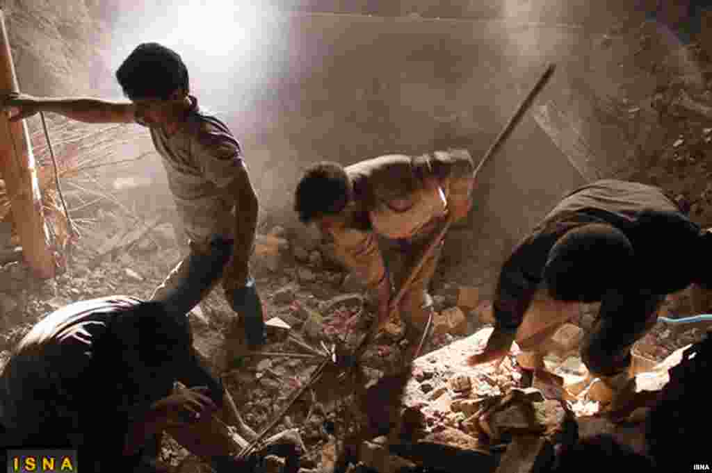伊朗西北部的瓦尔扎甘镇营救人员8月11日搜寻地震后塌陷瓦砾下的灾民