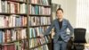 Nhà văn Nguyễn Thanh Việt trong phòng làm việc của anh tại Đại học Nam California, Los Angeles, California, ngày 23 tháng 9, 2017 (Hình: John D. & Catherine T. MacArthur Foundation)