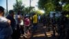 Los civiles y el personal militar hacen cola para ingresar a una escuela utilizada como mesa de votación para emitir su voto durante las elecciones presidenciales del país en Managua, Nicaragua, el 7 de noviembre de 2021.