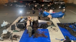 Tim investigasi memeriksa Tesla Cybertruck yang meledak di depan Trump International Hotel di Las Vegas, pada 2 Januari 2025. (Foto: Las Vegas Metropolitan Police Department/Handout via Reuters)