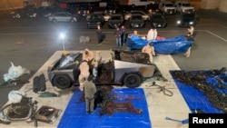 Tim investigasi memeriksa Tesla Cybertruck yang meledak di depan Trump International Hotel di Las Vegas, pada 2 Januari 2025. (Foto: Las Vegas Metropolitan Police Department/Handout via Reuters)