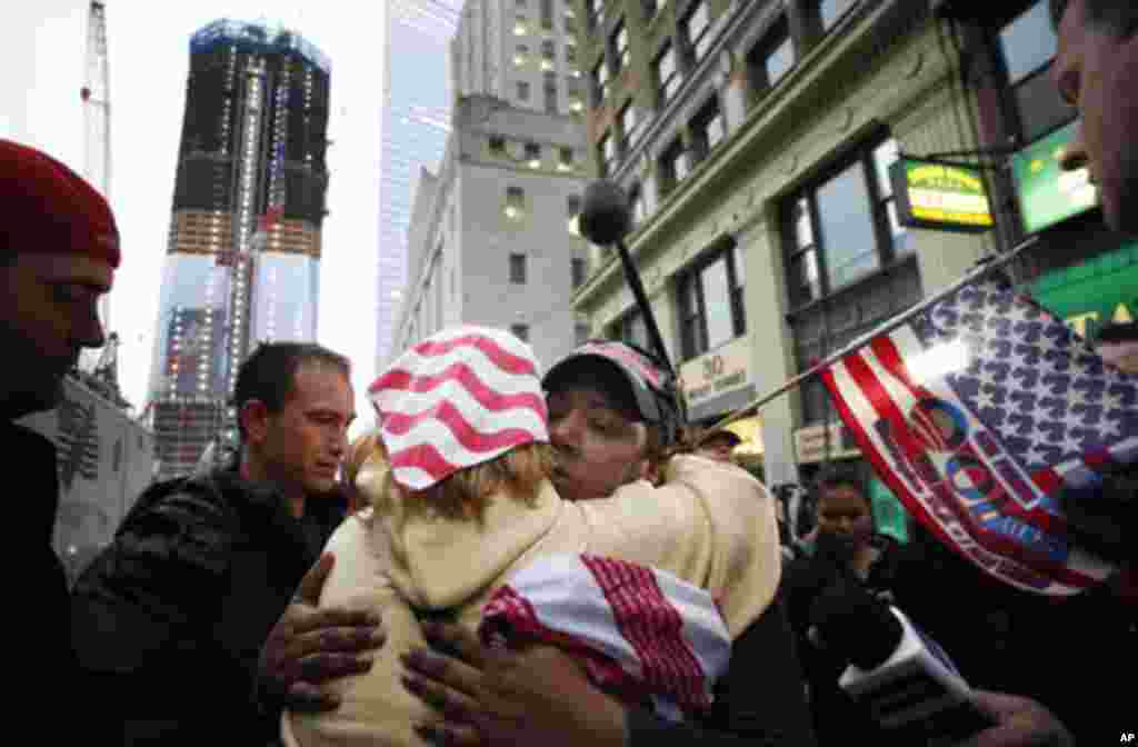 [미국] 세계무역센터 앞에서 포옹하는 미국 시민들