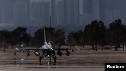 Винищувач F-16 ВПС США під час щорічних навчань Red Flag за участі США, Великої Британії та Австралії, Невада, 8 лютого 2023. REUTERS/Carlos Barria