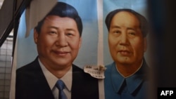 北京一個市場上的中國國家主席習近平像和毛澤東像（2017年9月19日）