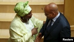 AU Commission chairperson Nkosazana Dlamini-Zuma (L) talks to South Africa's President Jacob Zuma during the close of the 26th Ordinary Session of the Assembly of the African Union, Addis Ababa, Ethiopia, Jan. 31, 2016. 