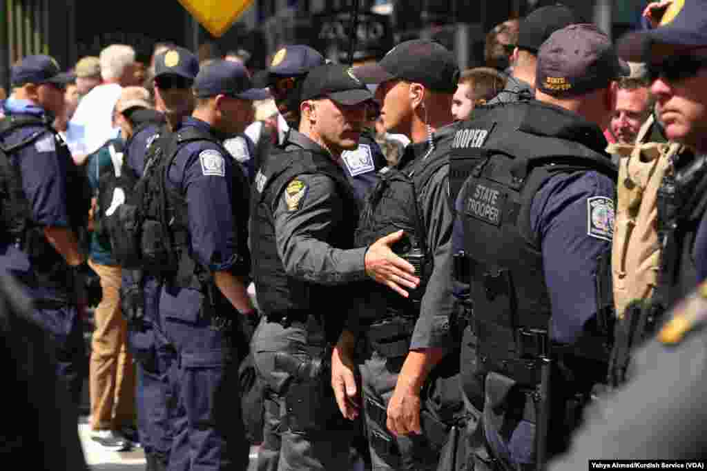 Kelompok pro-agama dan demonstran lainnya bersitegang kembali di Public Square sementara polisi mencoba memisahkan mereka, di Cleveland, 20 Juli 2016.