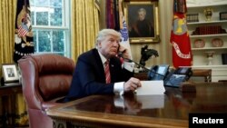 ABŞ prezidenti Donald Tramp Oval ofisdə telefonla söhbət edir. 27 iyun 2017.