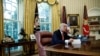 Predsednik Donald Tramp telefonira iz Ovalne kancelarije Bele kuće (arhivski snimak) 