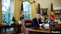 Predsednik Donald Tramp telefonira iz Ovalne kancelarije Bele kuće (arhivski snimak) 