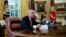 Архивное фото: президент Трамп беседует по телефону в Овальном кабинете Белого дома, 27 июня 2017 года 