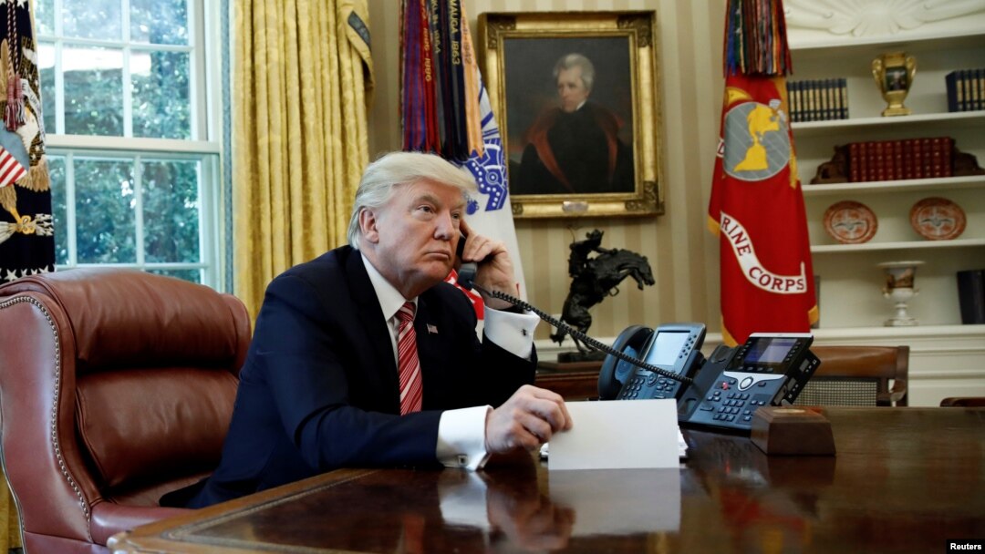 Presiden Donald Trump sedang melakukan pembicaraan via telepon di Ruang Oval, Gedung Putih, 27 Juni 2017.