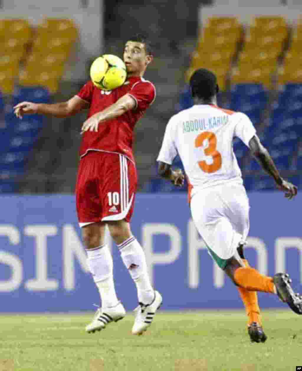 Morocco's Younes Belhanda (10) controls the ball against Niger's Karim Lancina during their final African Cup of Nations Group C soccer match at the Stade De L'Amitie Stadium in Libreville, Gabon January 31, 2012.