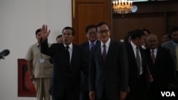 Hun Sen and Sam Rainsy meet for the first time after election on Sept 14, 2013. (Photo by Heng Reaksmey VOA Khmer)