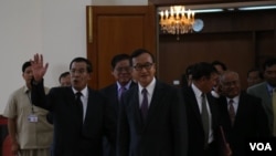 Hun Sen and Sam Rainsy meet for the first time after election on Sept 14, 2013. (Photo by Heng Reaksmey VOA Khmer)