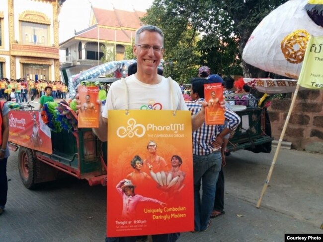 លោក Craig Dodge ប្រធានផ្នែកលក់ និងទីផ្សារនៃក្រុមសៀក Phare ថតនៅអំឡុងពេលក្បួនដង្ហែ Giant Puppet Parade នៅក្រុងភ្នំពេញ កាលពីថ្ងៃទី២១ ខែកុម្ភៈ ឆ្នាំ២០១៥។ (រូបថតពីក្រុមសៀក Phare)