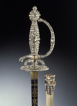 Mač optočen dijamantima je deo kolekcije od deset predmeta ukradenih iz Zelene riznice u Drezdenu.