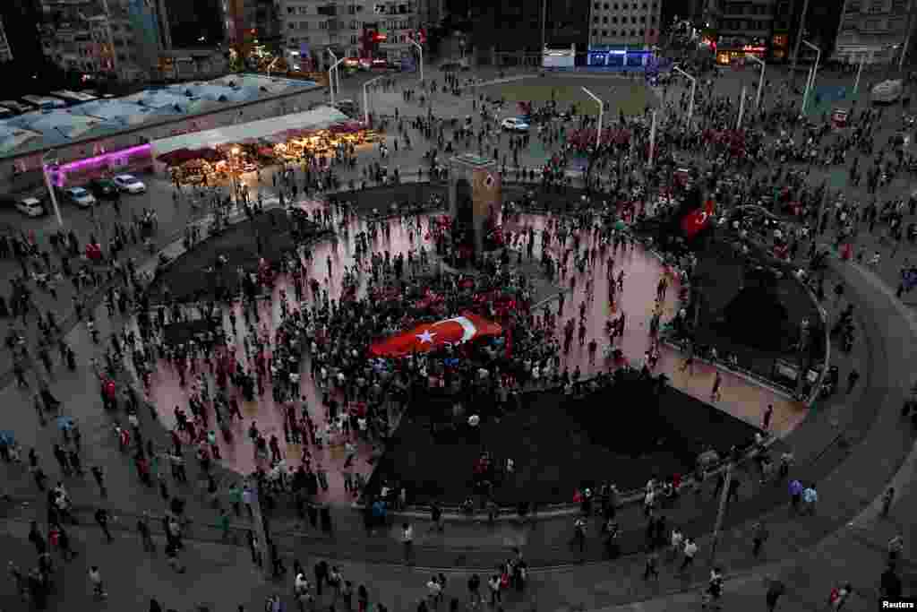 گردهمآیی مردم در جریان کودتا برای حمایت از حکومت در چهار راهی تقسیم شهر اسانتبول.