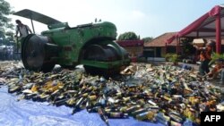 Sebuah mesin menghancurkan botol-botol minuman beralkohol dan DVD porno dan bajakan. (Foto: Dok)
