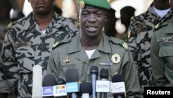 Le chef de l'ex-junte Amadou Sanogo tient une conférence de presse, le 15 août 2012.