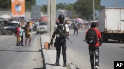 Des ONG de défense des droits humains soulignent que la police kényane a l'habitude de recourir à la force, parfois létale, contre des civils.