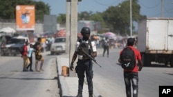 Petugas kepolisian nasional berpatroli di persimpangan di Port-au-Prince, Haiti, Sabtu, 5 Agustus 2023. (AP/Odelyn Joseph)