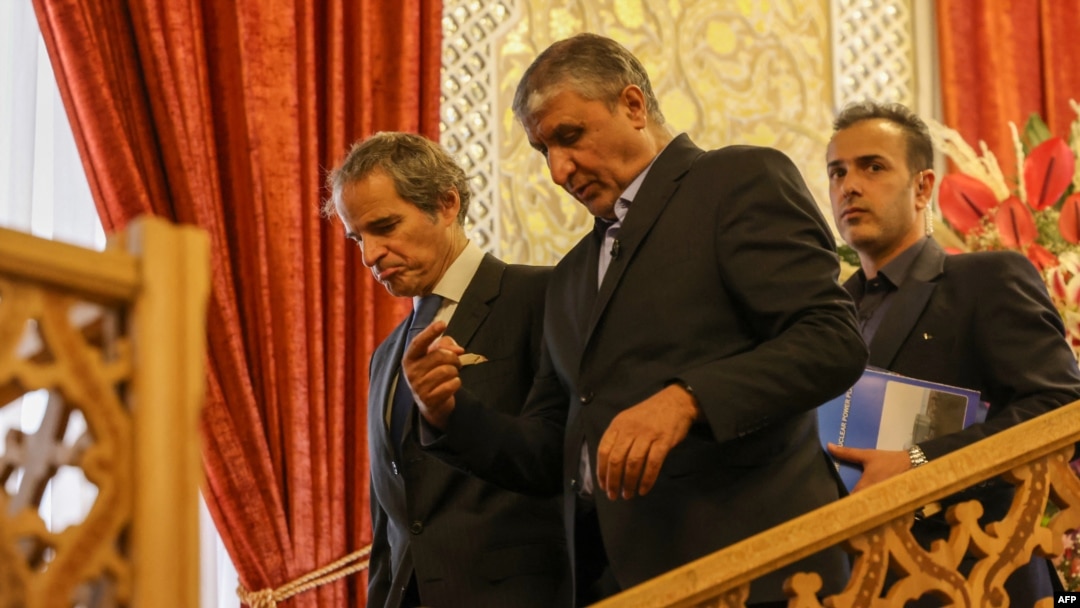 Kepala Badan Nuklir Iran, Mohammad Eslami dan Direktur Jenderal Badan Energi Atom Internasional (IAEA) Rafael Grossi dalam konferensi pers di Isfahan, 7 Mei 2023. (ATTA KENARE / AFP)