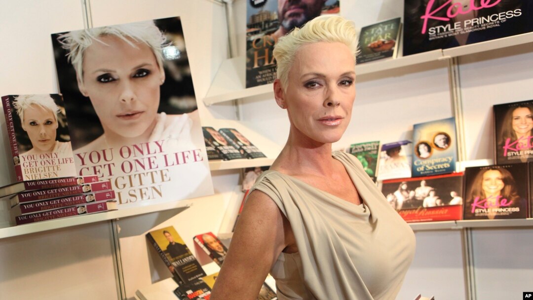 ARCHIVO- La actriz Brigitte Nielsen muestra su autobiografía, "You Only Get One Life", en la Feria del Libro de Londres. Abril 11, 2011.