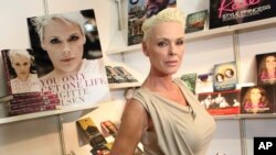 ARCHIVO- La actriz Brigitte Nielsen muestra su autobiografía, "You Only Get One Life", en la Feria del Libro de Londres. Abril 11, 2011.