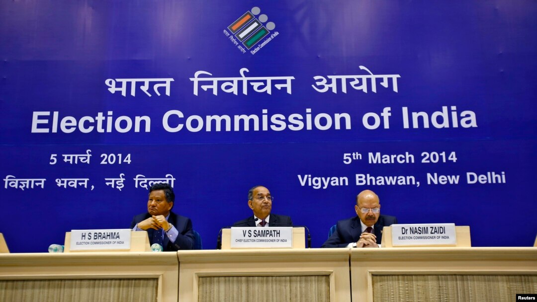 Ketua Komisi Pemilu India V.S. Sampath (tengah) dalam konferensi pers terkait pengumuman tanggal pelaksanaan pemilu di New Delhi (5/3).