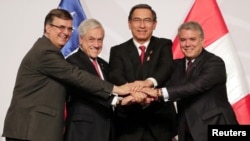 Los mandatarios Martín Vizcarra de Perú, Sebastián Piñera de Chile, Iván Duque de Colombia y el canciller mexicano Marcelo Ebrard posan para los medios al final de la Cumbre del Pacífico en Lima. Julio 6, 2019. REUTERS/Guadalupe Pardo.