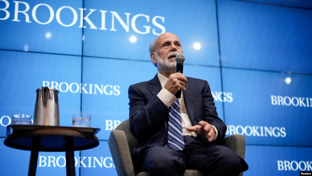 Mantan Gubernur Bank Sentral AS, Ben Bernanke dalam konferensi pers di Brookings Institution di Washington, AS, setelah dia disebut di antara tiga ekonom AS yang dianugerahi Hadiah Nobel Ekonomi 2022, 10 Oktober 2022. REUTERS/Ken Cedeno