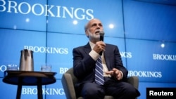 Mantan Gubernur Bank Sentral AS, Ben Bernanke dalam konferensi pers di Brookings Institution di Washington, AS, setelah dia disebut di antara tiga ekonom AS yang dianugerahi Hadiah Nobel Ekonomi 2022, 10 Oktober 2022. REUTERS/Ken Cedeno