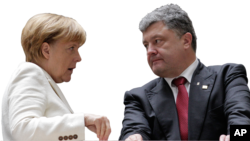 Kanselir Jerman Angela Merkel dan Presiden Ukraina Petro Poroshenko dalam sebuah pertemuan di Berlin. (Foto: Dok)