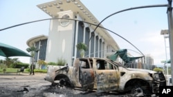 Voiture brûlée près d'un bâtiment du gouvernement, après une manifestation post-électorale à Libreville, au Gabon, le 1er septembre 2016.