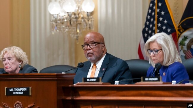 Bennie Thompson, kreu i komisionit hetimor duke folur gjatë punimeve