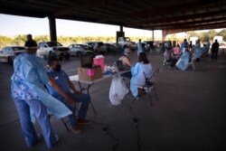 21일 미국 캘리포니아주 메카의 농부들이 화이자-바이오엔테크 신종 코로나바이러스 백신주사를 맞고 있다.