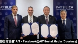 美台官员举行经济繁荣伙伴对话，负责经济事务的美国副国务卿赫尔伯格(左)与台湾经济部长龚明鑫(右)见证美国在台协会与台北驻美经济文化代表处签署《硅和平宣言》及美台经济安全合作签署联合声明。(2026年1月27日)