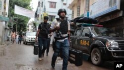 Anggota kepolisian kembali setelah penggerebekan anggota kelompok ekstremis di sebuah gedung di Dhaka, Bangladesh Selasa (26/7).