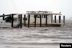 Un yate junto a un muelle cubierto por el agua en Alligator Point, Florida, cuando el huracán Michael toca tierra el 10 de octubre de 2018.