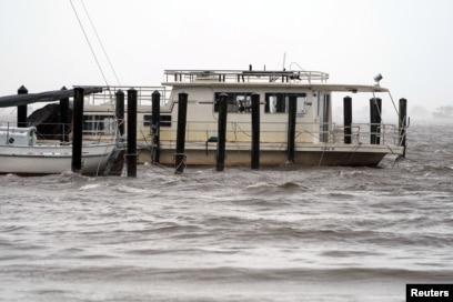 Un yate junto a un muelle cubierto por el agua en Alligator Point, Florida, cuando el huracán Michael toca tierra el 10 de octubre de 2018.
