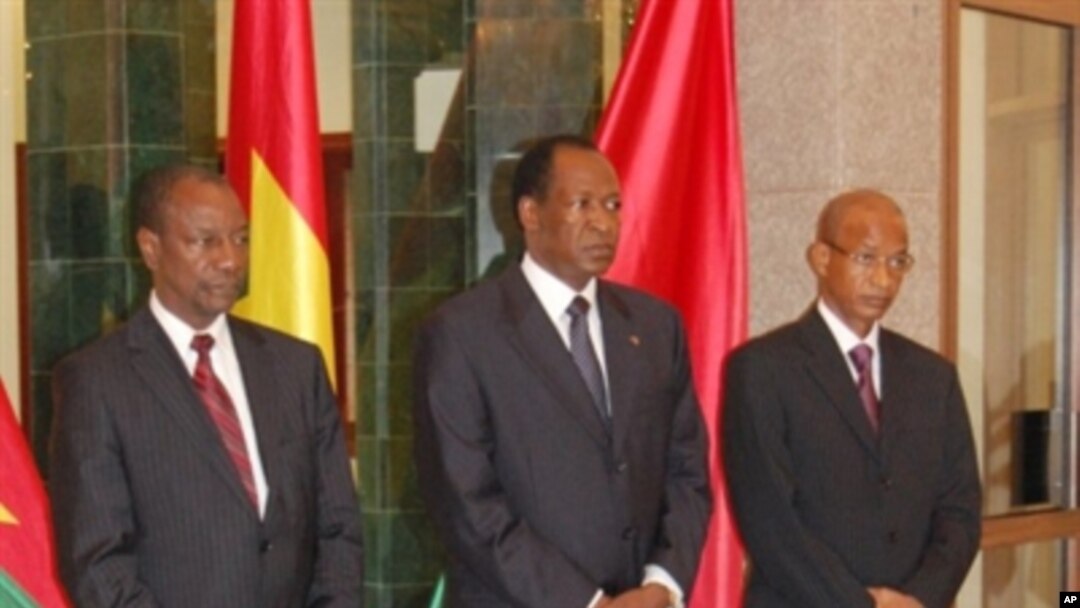 Burkina Faso's President Blaise Compaore (C) and mediator in the guinea crisis poses after a meeting with Guinea's presidential candidate Cellou Daleine Diallo (R) and Alpha Conde (R) on 3 Sep 2010 at the presidential palace in Ouagadougou