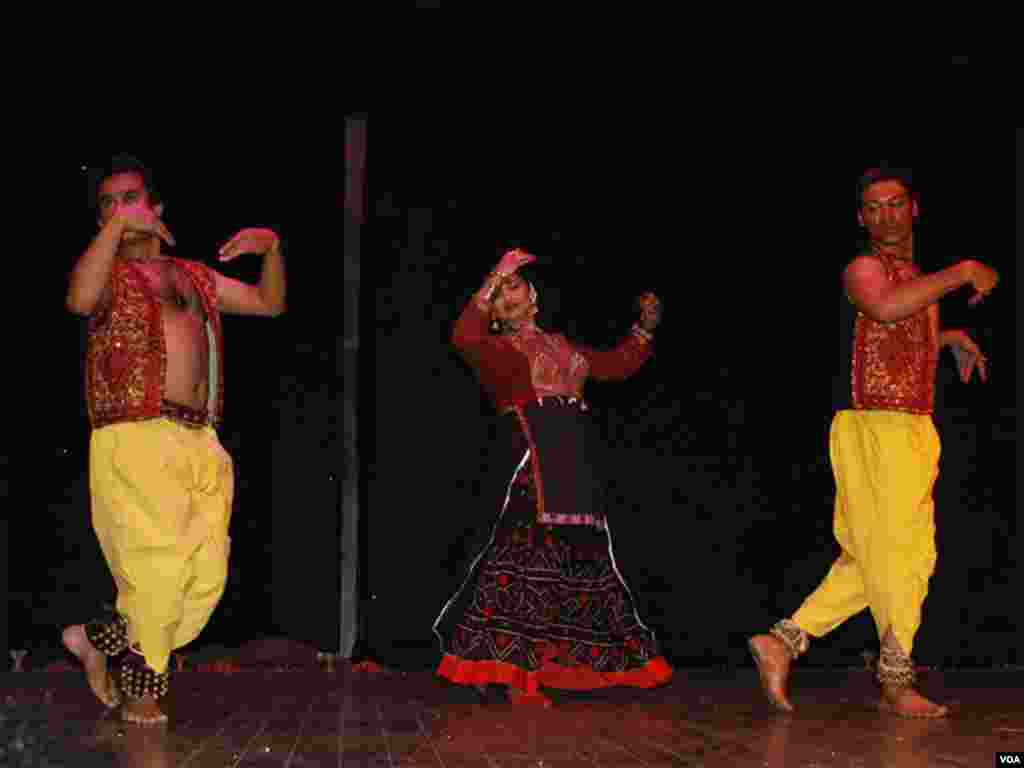 مشہور رقاصہ شیما کرمانی گروپ کے ساتھ رقص پیش کرتے ہوئے