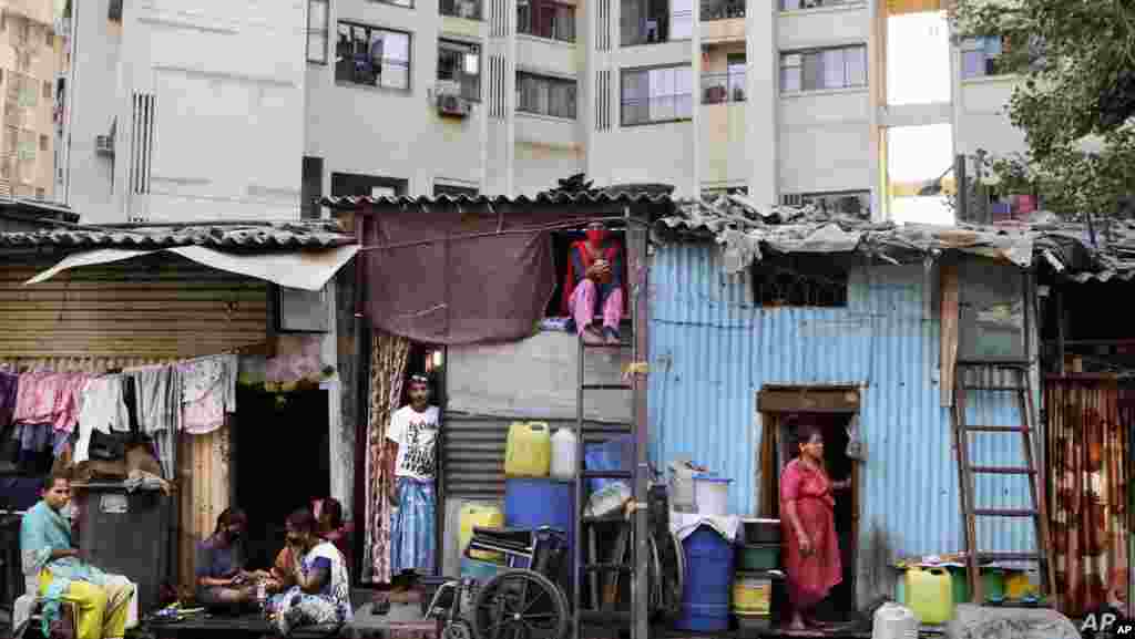전국 봉쇄령이 내려진 인도 뭄바이의 빈민가에서 주민들이 집 밖에 나와 시간을 보내고 있다. 