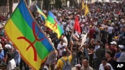 Des protestataires brandissent le drapeau berbère en signe de solidarité avec les manifestations dans la région du Rif, lors d'une manifestation à Casablanca, Maroc, le 8 octobre 2017.