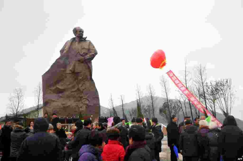 2013年1月6日，中国浙江省台州市，中共前主席胡耀邦的雕像揭幕。2018年11月18日，胡耀邦大型铜像在其家乡湖南浏阳揭幕。不过，没有任何中央官员参加仪式，到场的最高官员为湖南省委副书记乌兰。据报道胡耀邦铜像是经中共中央和国务院批准的。