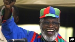 Sam Nujoma imbere y'abayoboke b'ishyaka rya SWAPO mu murwa mukuru wa Namibiya, Windhoek, taliki 13 z'ukwa 11 mu 2004. 