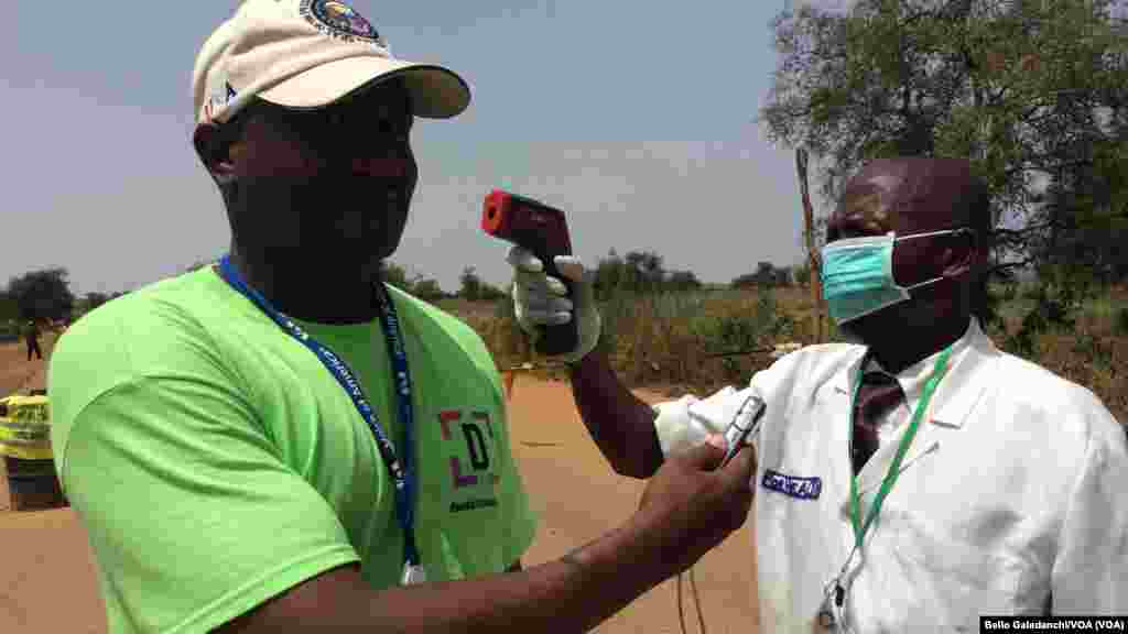 Abdoulaye Mamane Amadou na Muryar Amurka na tattaunawa da jami'in kiwon lafiya Mr. Jibrin Zakari akan Ebola. 